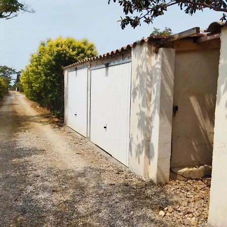 Aur Blan - Les Pipistrelles Pensión 3*