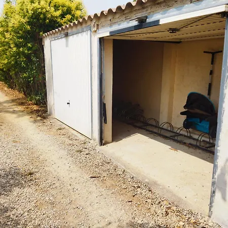 Aur Blan - Les Pipistrelles Pensión 3*